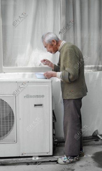 敬老院老人在吃饺子图片