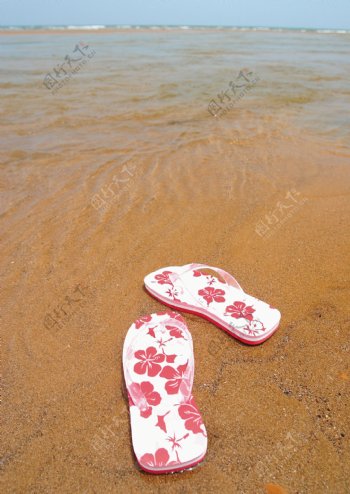 海滩上的拖鞋图片