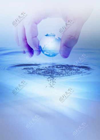 手地球水滴水图片