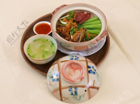 石锅鸡肉饭图片