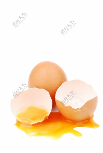用蛋黄和蛋白渗出破碎的鸡蛋