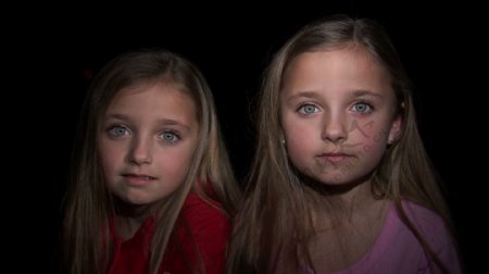 8岁的双胞胎盯着相机股票视频视频免费下载