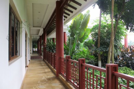 中式古典建筑红柱园林木栈走廊