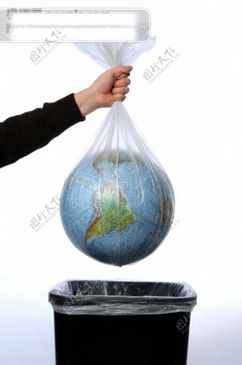 环保招贴把地球扔进垃圾桶