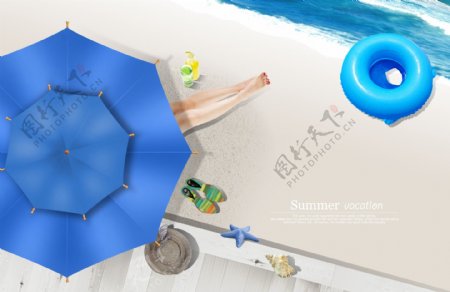 俯视海滩上的蓝色遮阳伞和泳圈