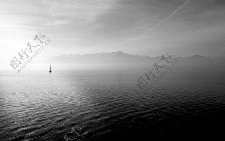 大海苍茫飘渺航行孤帆黑白照图片