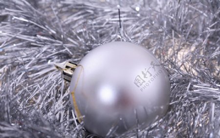 银白色圣诞球图片