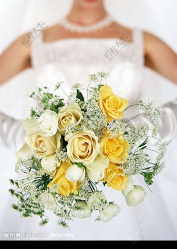 白色婚纱鲜花图片