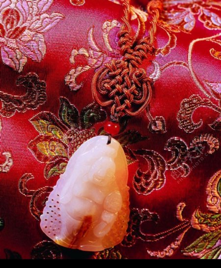 在丝绸上的玉佩中国结图片