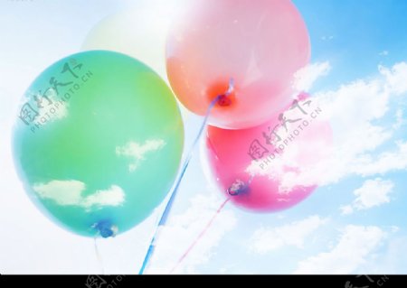 雲中的彩色氣球图片