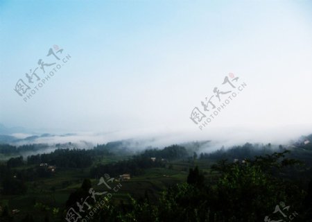 清晨云海中的乡村小图片