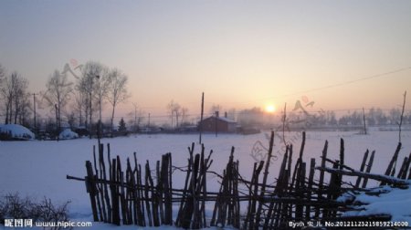 夕阳下的村庄图片