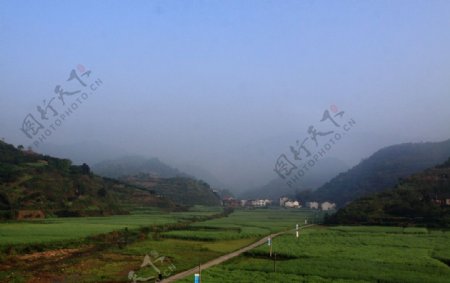 晨雾中的云南白族村庄图片