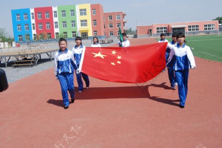 学校升旗仪式图片