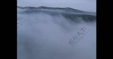 雾气中的山脉
