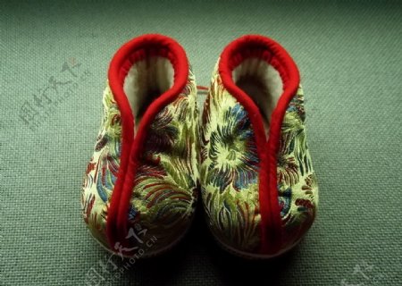 传统绣花童鞋图片