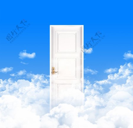 蓝天白云中的门图片