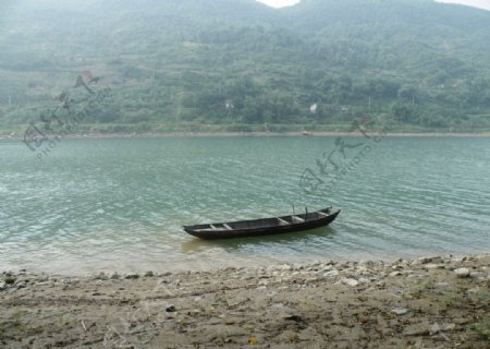 家乡河边的小渔船图片
