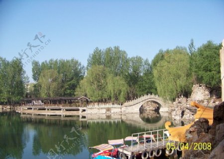 湖上石拱桥图片