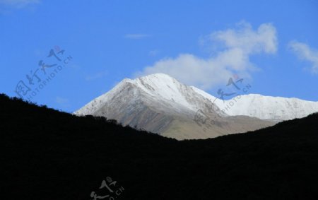 雪山远景图片