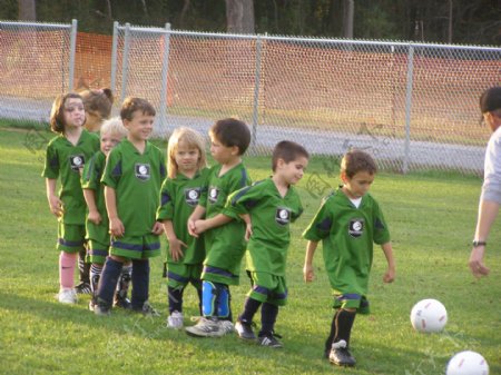 一群小孩學踢足球图片