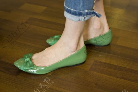 绿鞋子图片