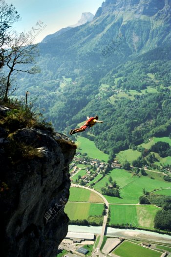 悬崖跳伞图片