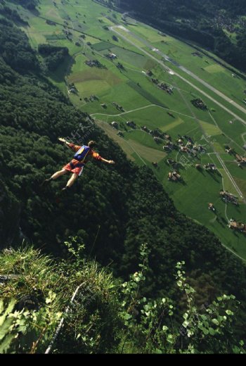 高空跳伞的男子图片