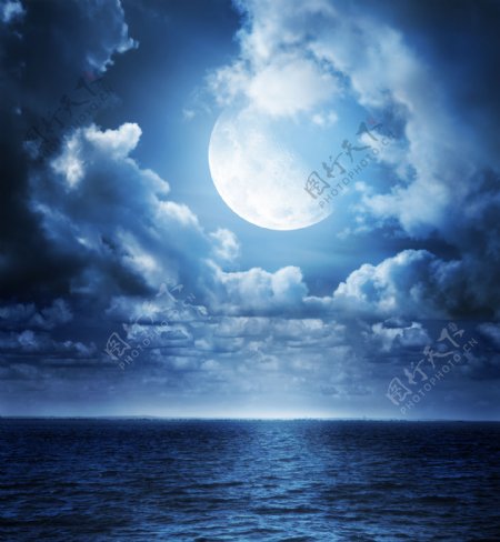 海上圆月夜图片