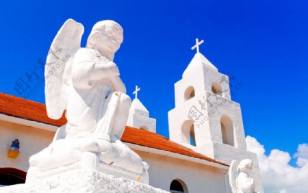 国外白色天使雕像与教会图片