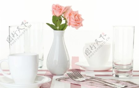 清新淡雅玫瑰餐具图片
