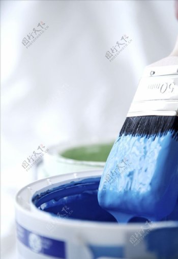 蓝色油漆桶上油漆图片