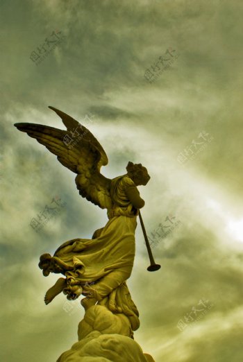 吹号的天使雕塑图片