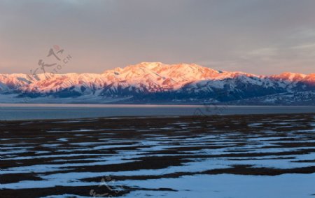 雪山晨光图片