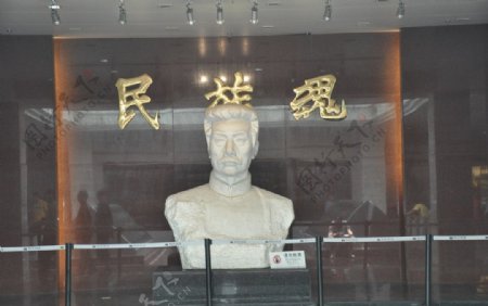 鲁迅汉白玉雕像图片
