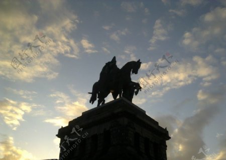 夕阳下的威廉一世雕像图片