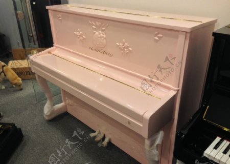 粉嫩钢琴图片