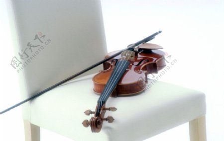 椅子上的小提琴图片
