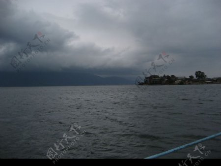 暴雨前的大理洱海图片