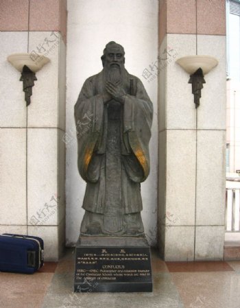 孔子济南泉城广场铜像图片