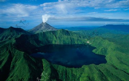 火山上的天池图片