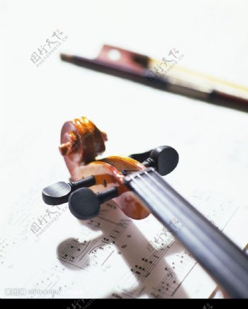 桌上的提琴与五线谱特写图片