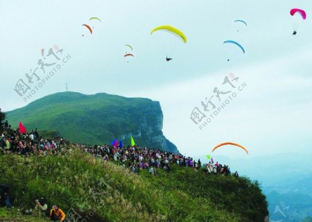 滑翔伞翱翔在八面山上空图片