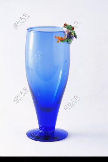 蓝色玻璃杯上趴着的青蛙图片