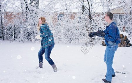 情侣打雪仗图片