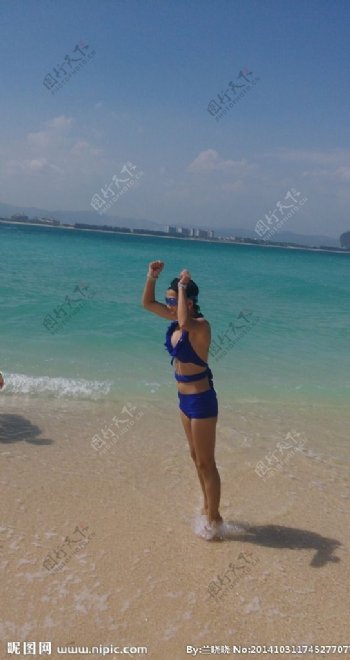 海边跳水的女子图片