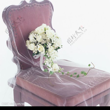 椅子上的鲜花图片