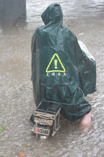 大雨中的骑车者图片