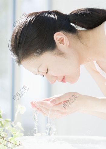 洗脸的女人图片