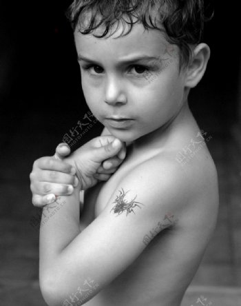 儿童纹身蜘蛛黑白社会现象图片